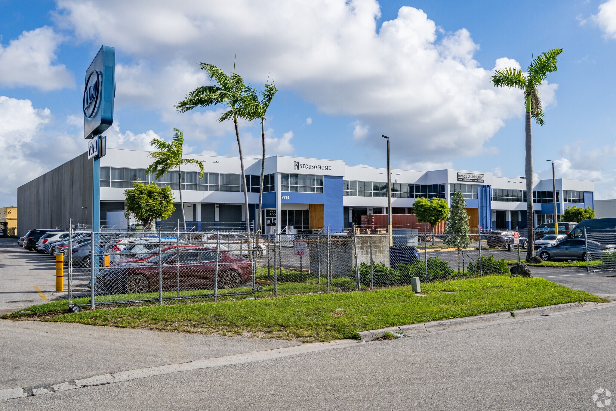 7315-7335 NW 31st St, Miami, FL à louer Photo de l’immeuble– Image 1 sur 20