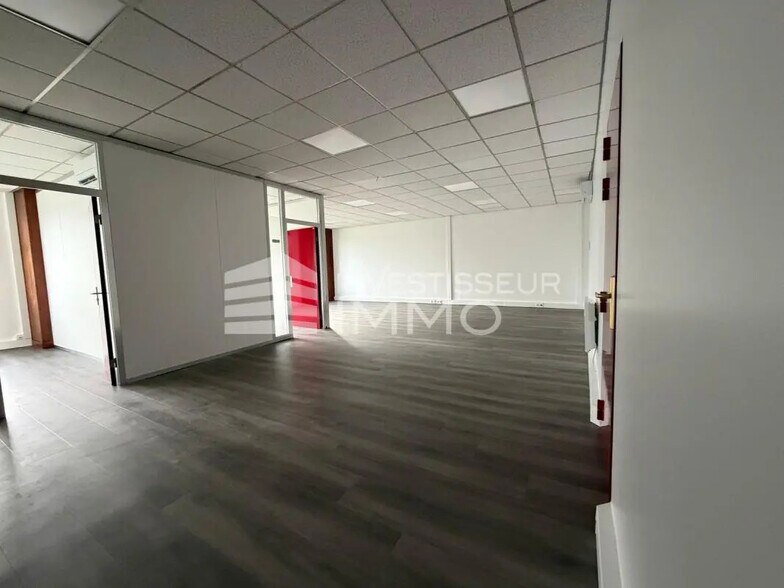 Bureau dans Saint-Thibault-des-Vignes à louer - Photo intérieure – Image 2 sur 6