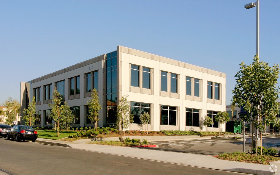 20322 SW Acacia St, Newport Beach, CA à louer - Photo de l’immeuble – Image 2 sur 3