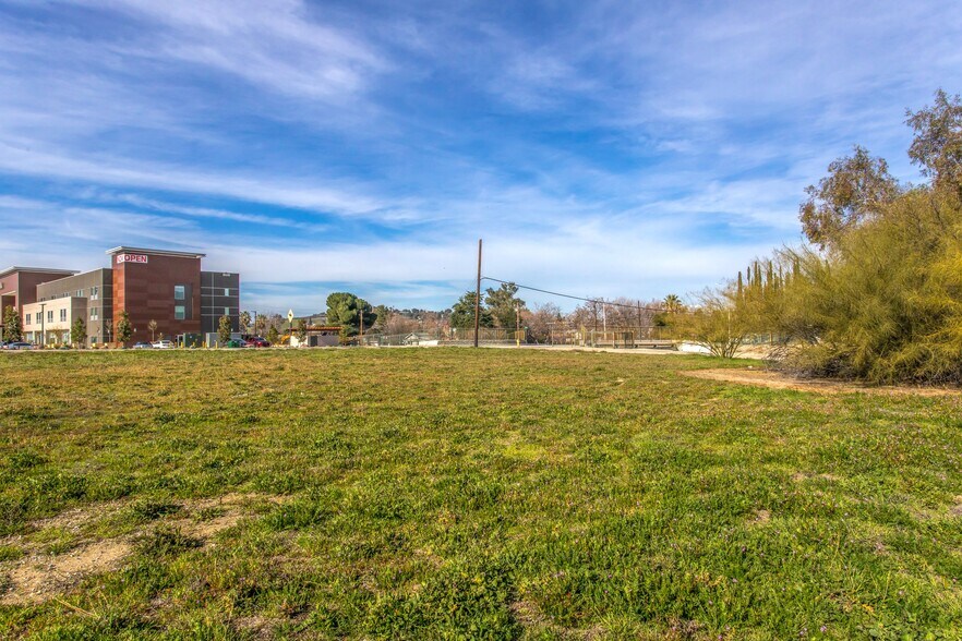 12915 14th st, Yucaipa, CA à vendre - Photo de l’immeuble – Image 3 sur 9