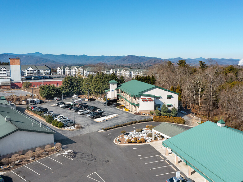 142 Airport Rd, Arden, NC à louer - Photo de l’immeuble – Image 3 sur 12