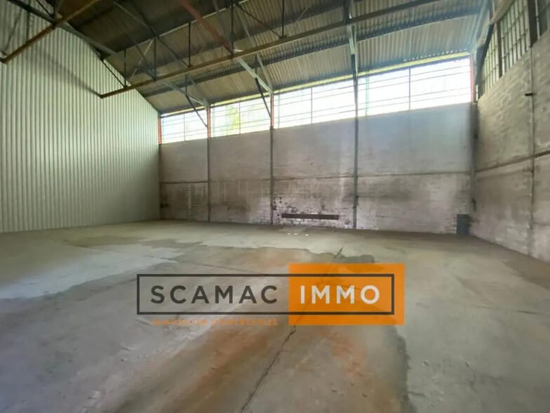 Local d’activités dans Manosque à louer - Photo de l’immeuble – Image 3 sur 4