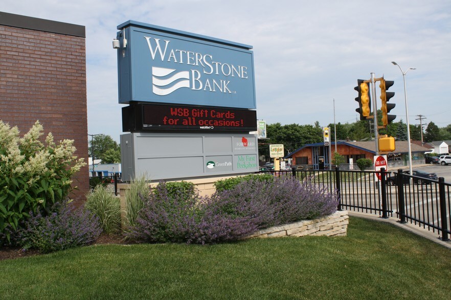 10101 W Greenfield Ave, West Allis, WI à louer - Photo de l’immeuble – Image 2 sur 4