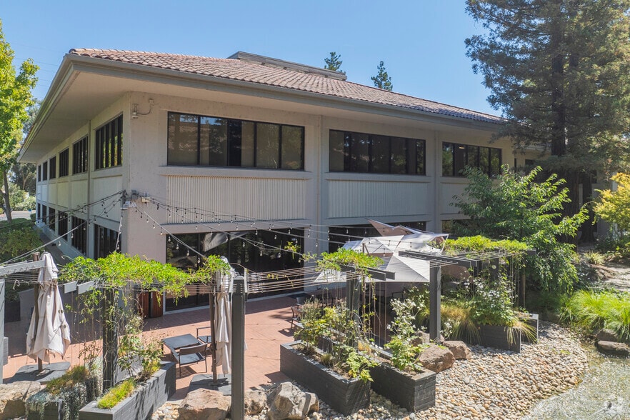 2100 Geng Rd, Palo Alto, CA à louer - Photo de l’immeuble – Image 3 sur 19