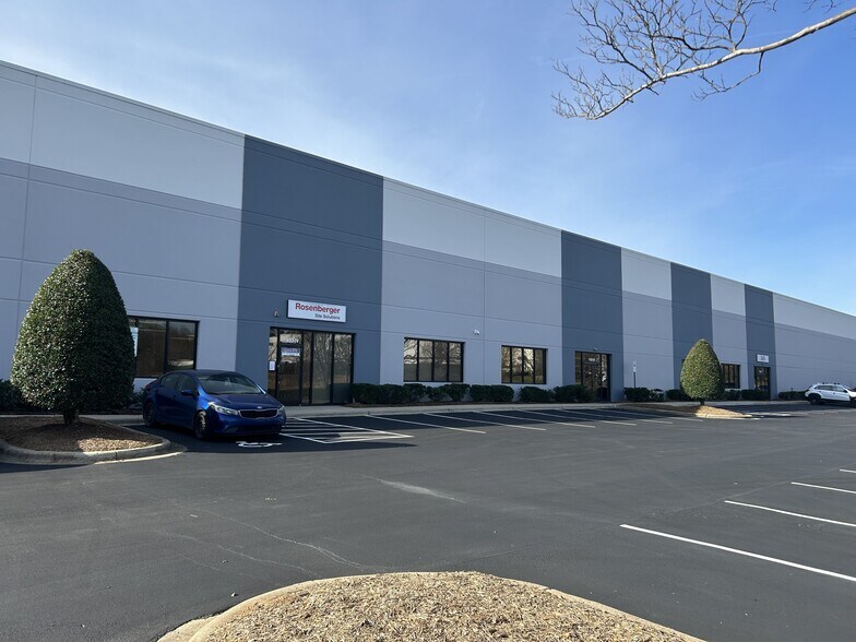 1430 West Pointe Dr, Charlotte, NC à louer - Photo de l’immeuble – Image 3 sur 6