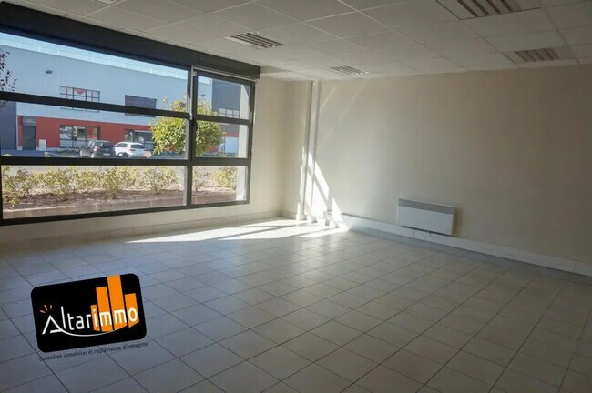 Plus de détails pour Local d'activités à louer