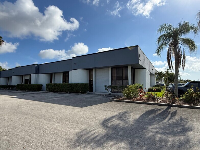 2801-2847 SE Monroe St, Stuart, FL à louer - Photo de l’immeuble – Image 1 sur 11