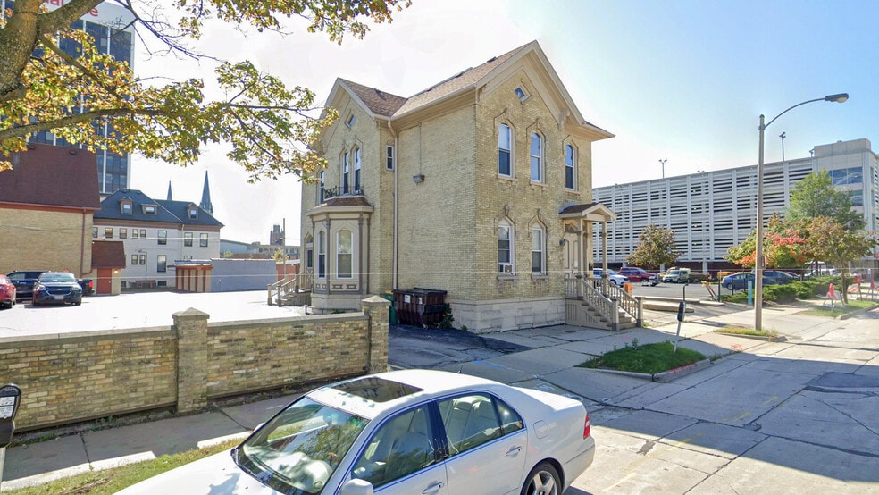 1119 W Kilbourn Ave, Milwaukee, WI à vendre - Photo principale – Image 1 sur 1