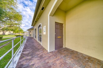 9245 SW 158th Ln, Miami, FL à louer Photo de l’immeuble– Image 1 sur 11