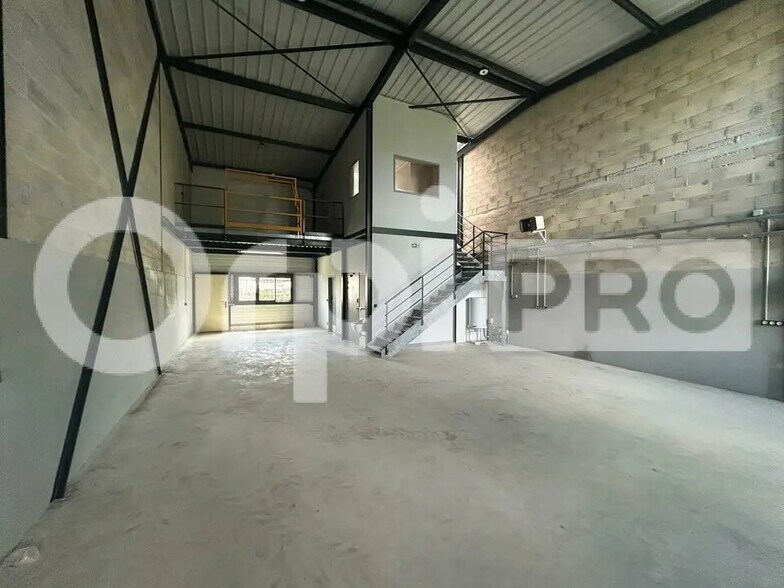 Local d’activités dans Ormoy à louer - Photo intérieure – Image 1 sur 7