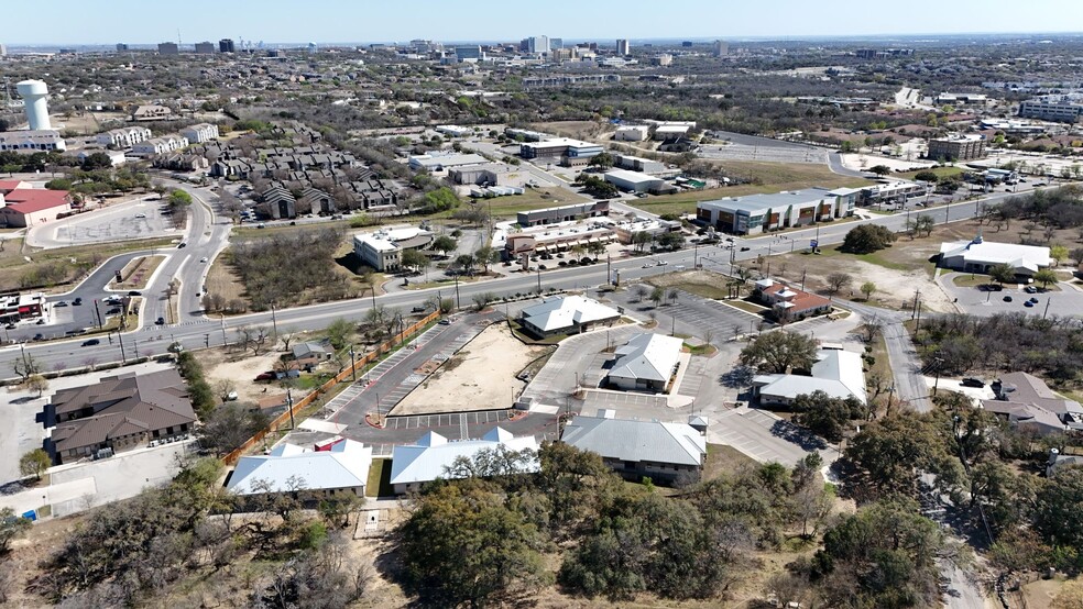 9819 Huebner Rd, San Antonio, TX à vendre - Photo de l’immeuble – Image 3 sur 5