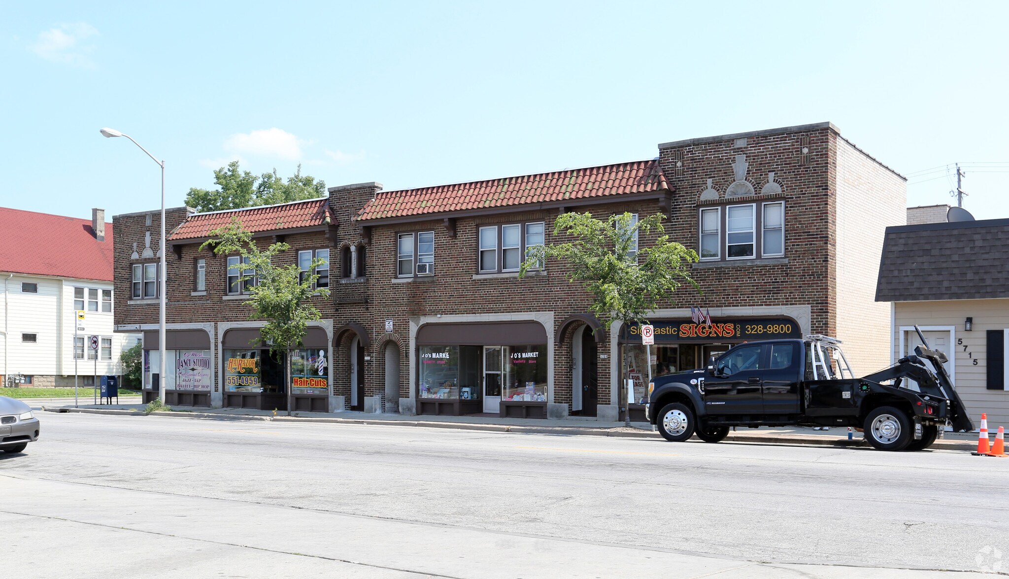 5701-5711 W Burnham St, Milwaukee, WI à louer Photo principale– Image 1 sur 7