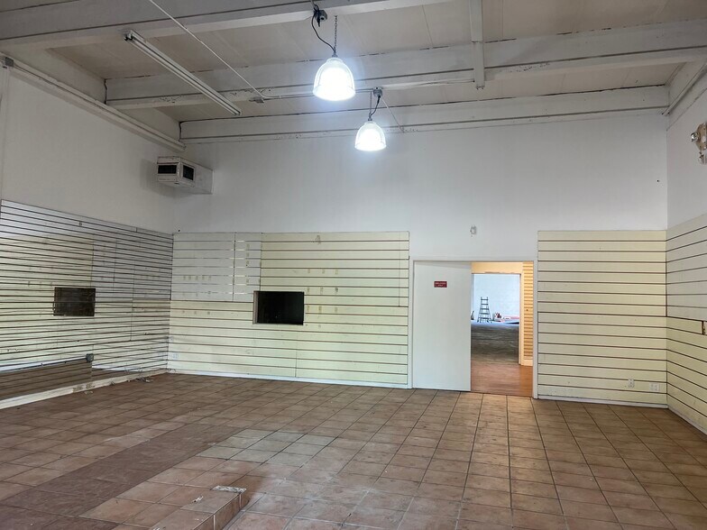 570-574 NW 26th St, Miami, FL à louer - Photo de l’immeuble – Image 2 sur 5