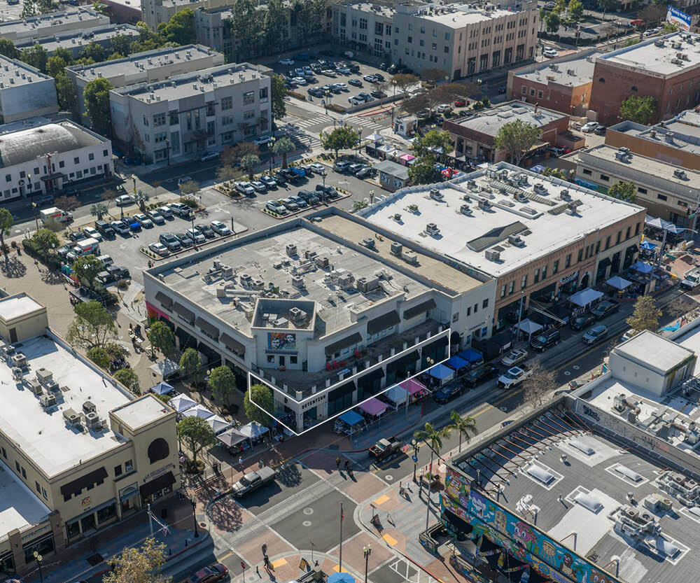 220 E 4th St, Santa Ana, CA à louer Photo de l’immeuble– Image 1 sur 6