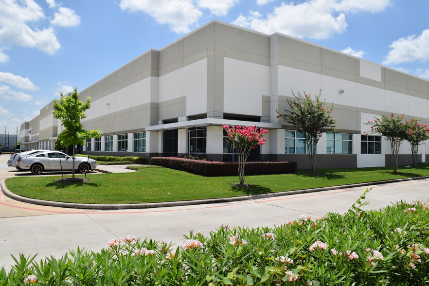13770 Hollister Dr, Houston, TX à louer - Photo de l’immeuble – Image 3 sur 12