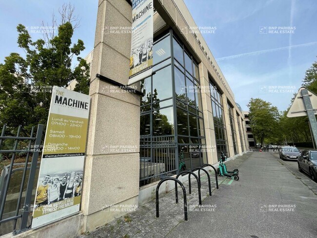 Plus de détails pour 7 Avenue Du 8 Mai 1945, Guyancourt - Bureau à vendre
