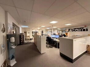 Local d’activités dans Saint-André-de-Corcy à louer Photo de l’immeuble– Image 2 sur 2