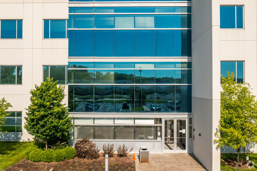 125 Corporate Office Dr, Earth City, MO à vendre - Photo de l’immeuble – Image 3 sur 3