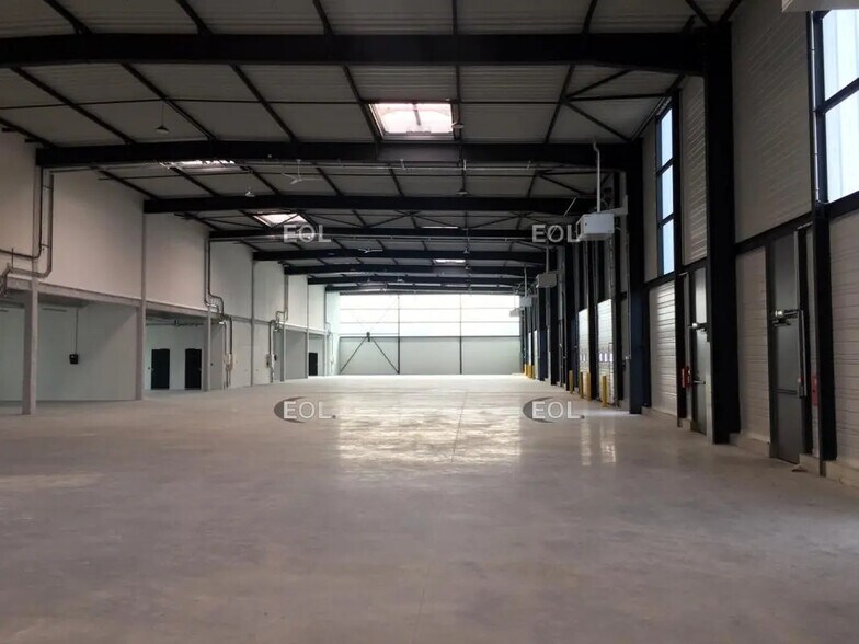 Local d’activités dans Bonneuil-sur-Marne à louer - Photo de l’immeuble – Image 2 sur 4