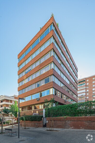 Avenida de Alberto Alcocer, 24, Madrid, Madrid à louer - Photo de l’immeuble – Image 2 sur 2
