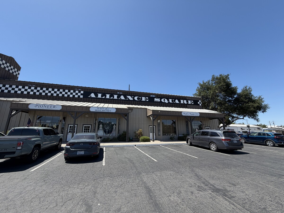 935 Riverside Ave, Paso Robles, CA 93446 - Lot 5 - - Photo intérieure - Image 2 of 17