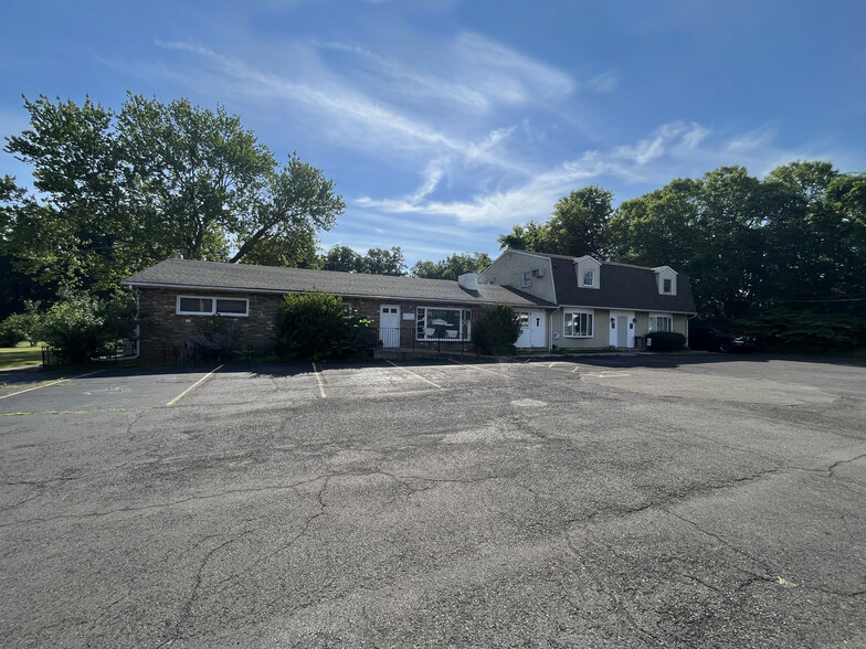 760 Woodbourne Rd, Langhorne, PA à louer - Photo de l’immeuble – Image 2 sur 7