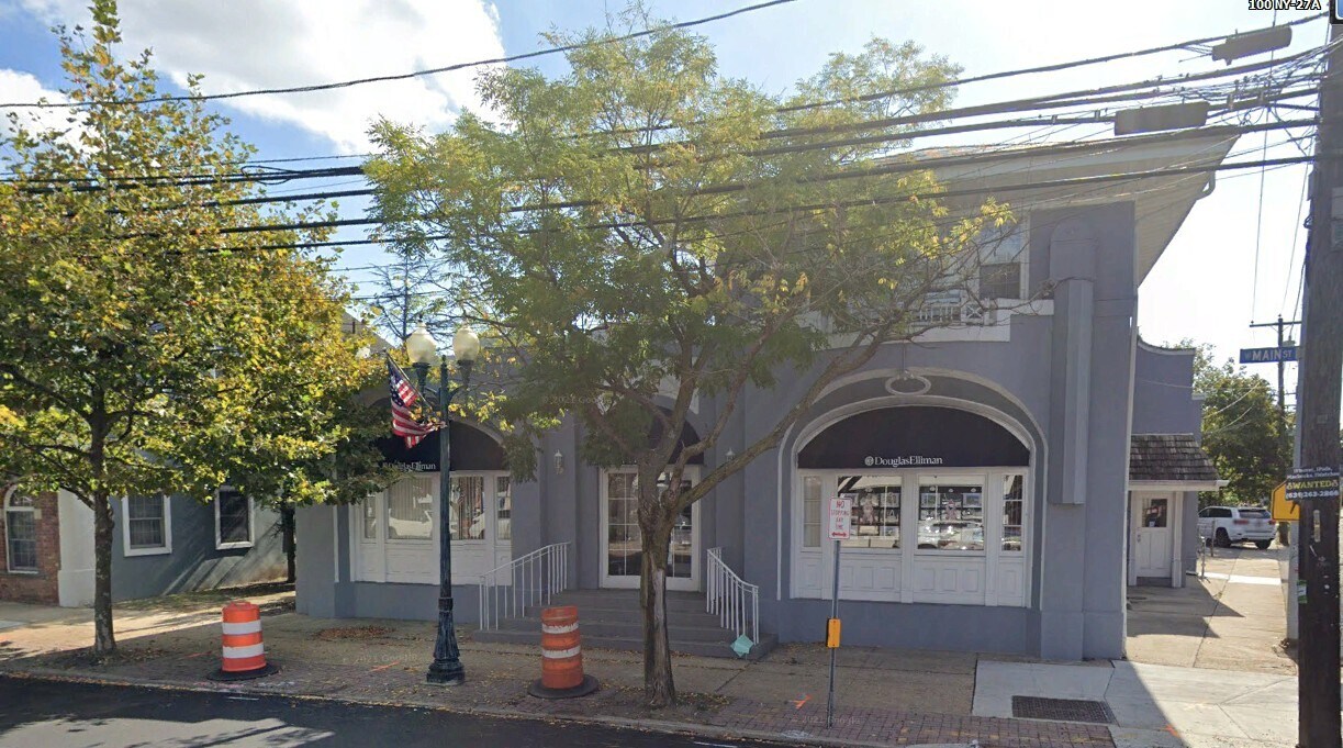 100 W Main St, East Islip, NY à vendre Photo de l’immeuble– Image 1 sur 5