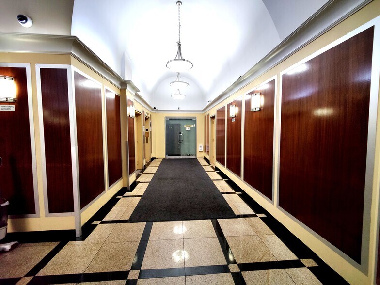 344 W 38th St, New York, NY à louer - Hall d’entrée – Image 3 sur 13