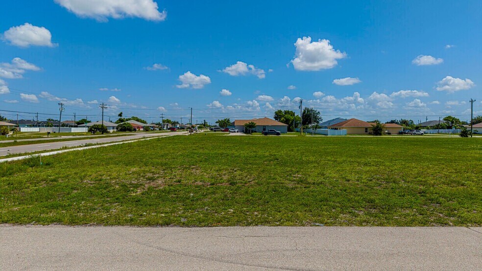 801 NE 8th Ter, Cape Coral, FL à vendre - Aérien – Image 2 sur 2