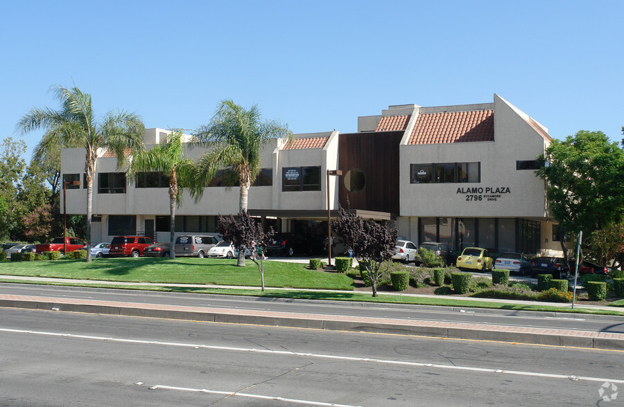 2796 Sycamore Dr, Simi Valley, CA à louer - Photo de l’immeuble – Image 1 sur 2
