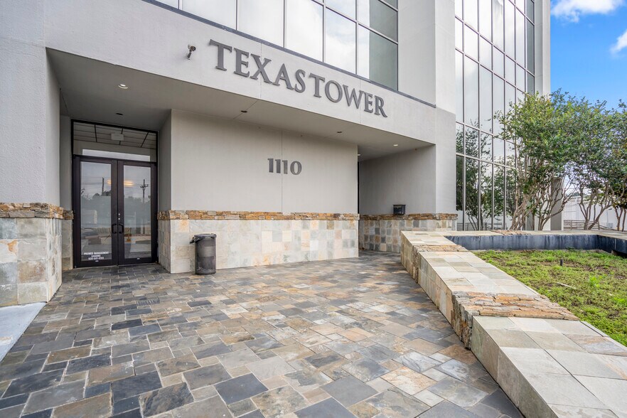 1110 N Loop 336 W, Conroe, TX à louer - Photo de l’immeuble – Image 3 sur 21