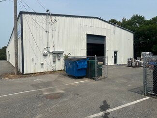 Plus de détails pour 48 Warehouse Rd, Hyannis, MA - Local d'activités à louer