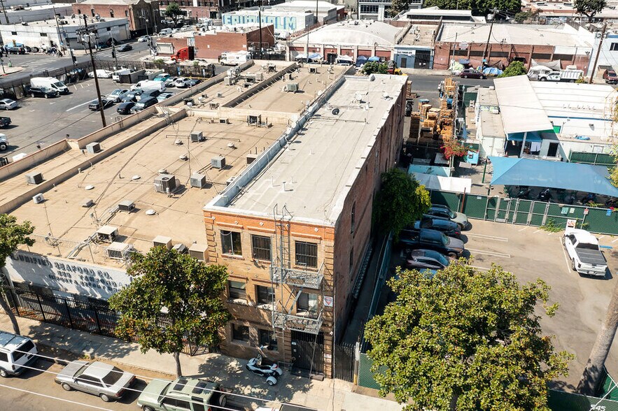 553 Stanford Ave, Los Angeles, CA à vendre - Photo de l’immeuble – Image 2 sur 9