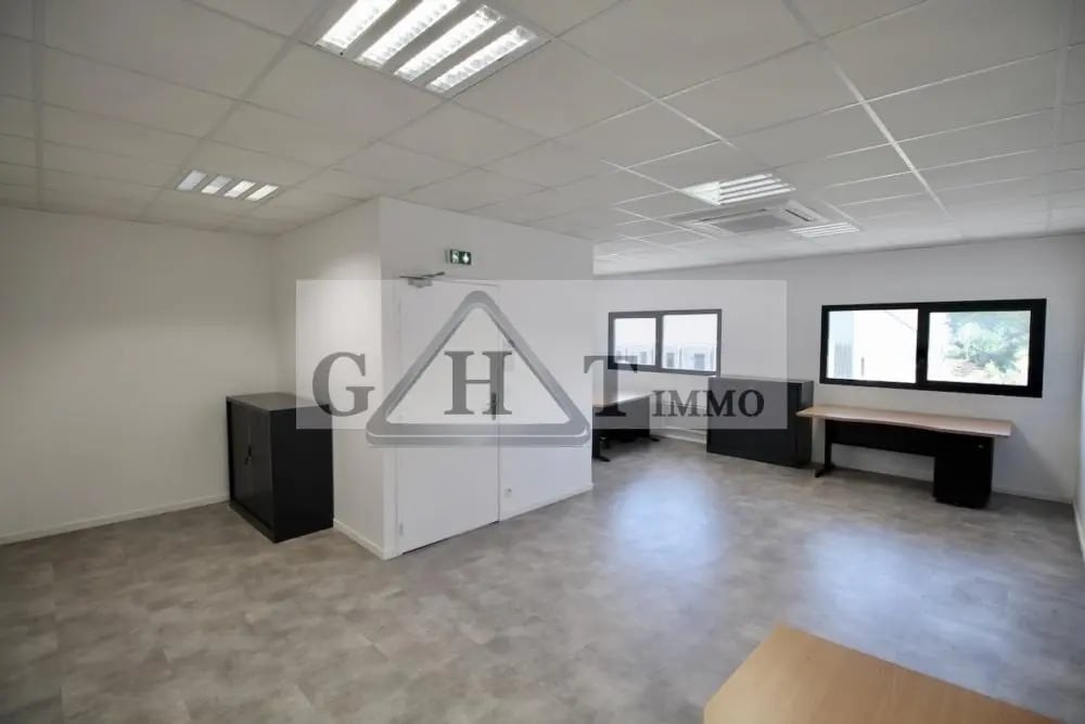 Industriel/Logistique dans Saint-Pierre-du-Perray à louer Photo intérieure– Image 1 sur 4