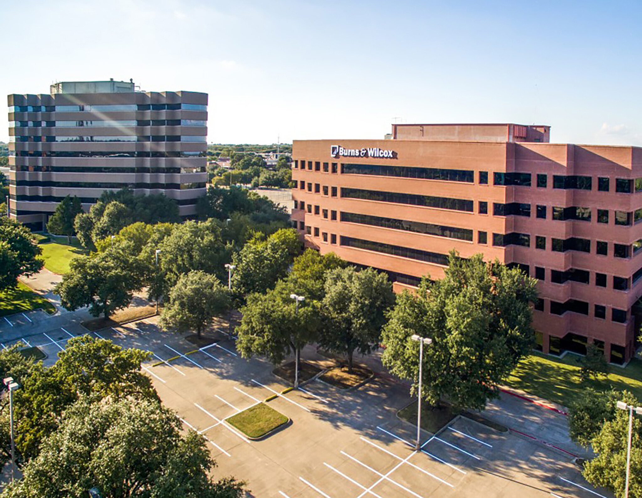 2301 E Lamar Blvd, Arlington, TX à louer Photo de l’immeuble– Image 1 sur 16