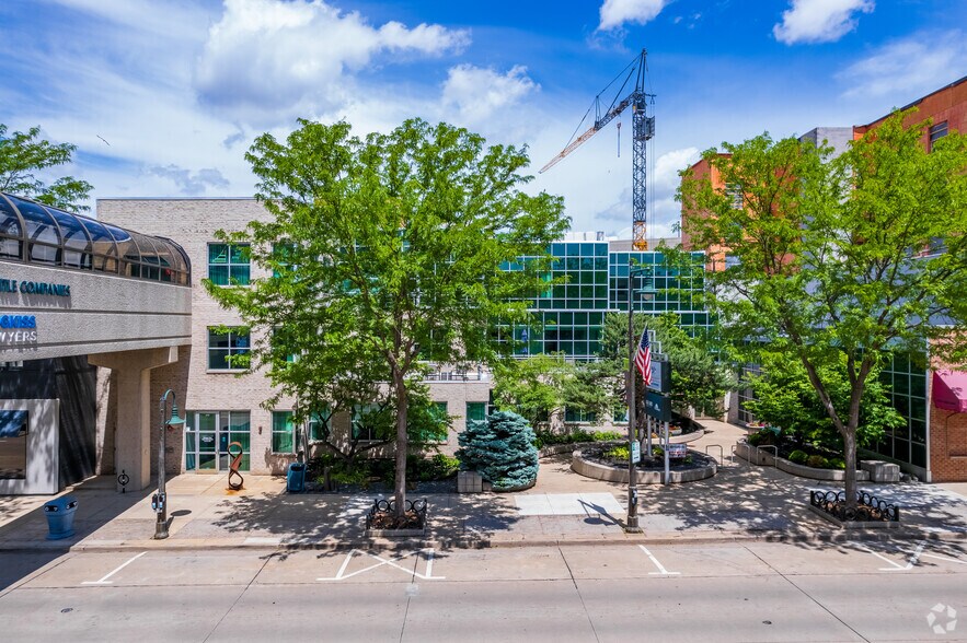 330 W College Ave, Appleton, WI à louer - Photo de l’immeuble – Image 3 sur 9