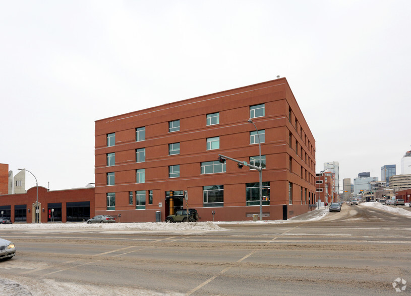 10301 109th St NW, Edmonton, AB à louer - Photo de l’immeuble – Image 1 sur 4