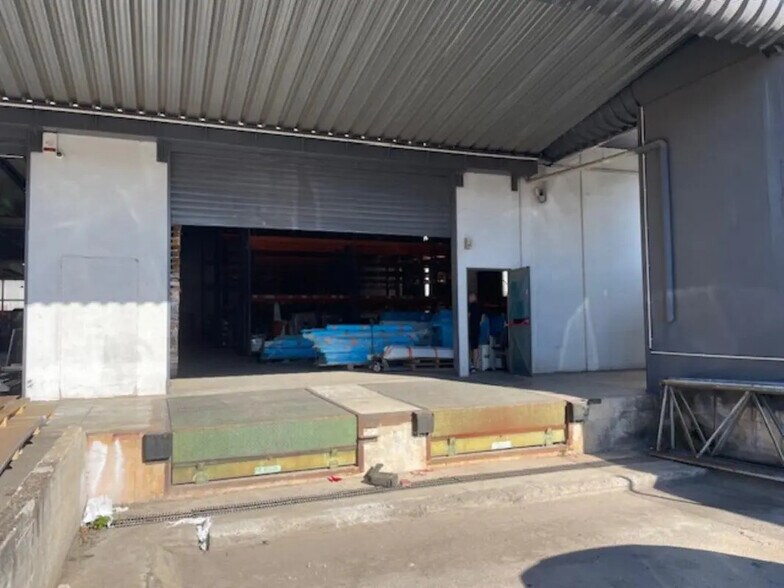 Local d’activités dans Le Broc à louer - Photo de l’immeuble – Image 3 sur 12