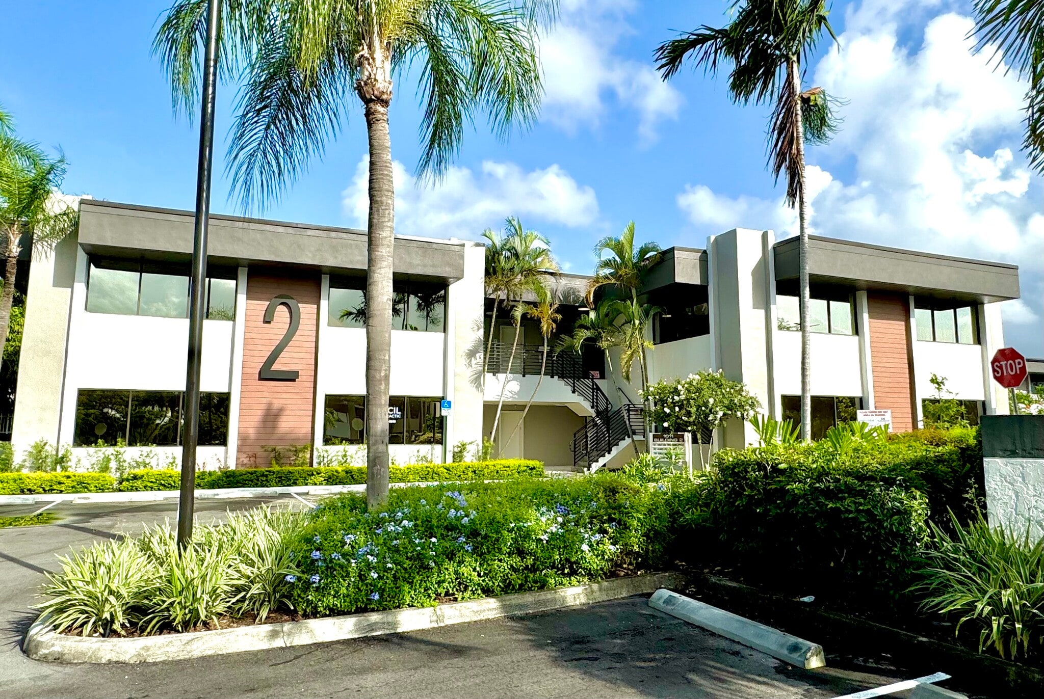 1021 Ives Dairy Rd, Miami, FL à louer Photo de l’immeuble– Image 1 sur 14