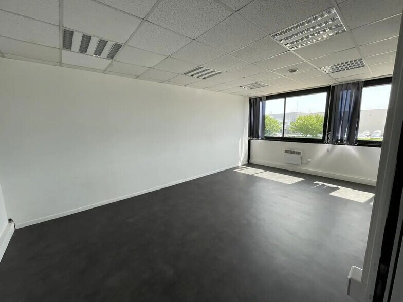 Local d'activités dans Genas à vendre - Photo de l’immeuble – Image 2 sur 6