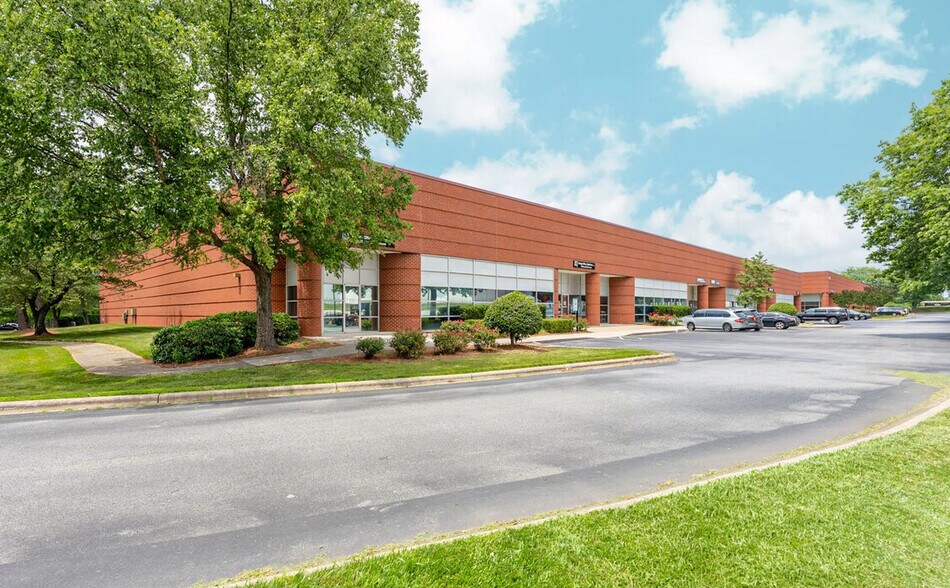 408 Gallimore Dairy Rd, Greensboro, NC à louer - Photo de l’immeuble – Image 3 sur 36