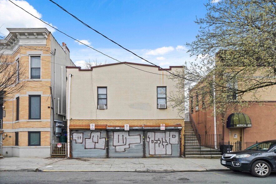 351 Onderdonk Ave, Flushing, NY à vendre - Photo principale – Image 1 sur 6
