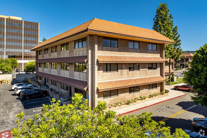 18411 Clark St, Tarzana, CA à louer - Photo de l’immeuble – Image 3 sur 6