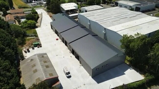 Plus de détails pour Local d'activités à louer