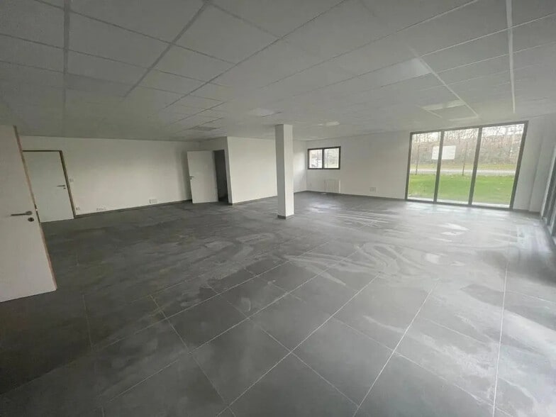 Local commercial dans Saint-Marcel à louer - Photo intérieure – Image 3 sur 8