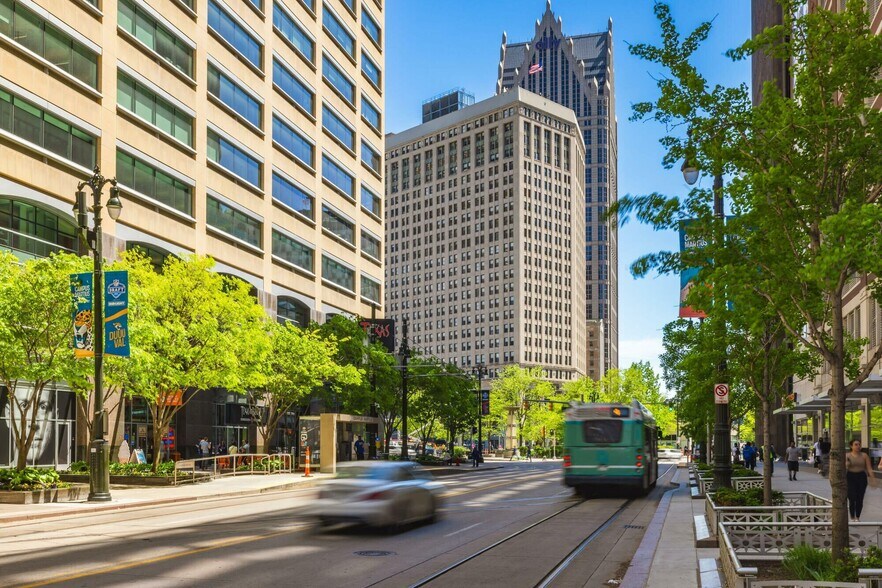 660 Woodward Ave, Detroit, MI à louer - Photo de l’immeuble – Image 2 sur 9