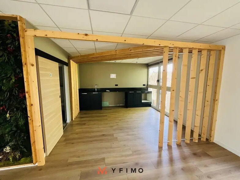 Local d’activités dans Montigny-le-Bretonneux à louer - Photo de l’immeuble – Image 3 sur 6