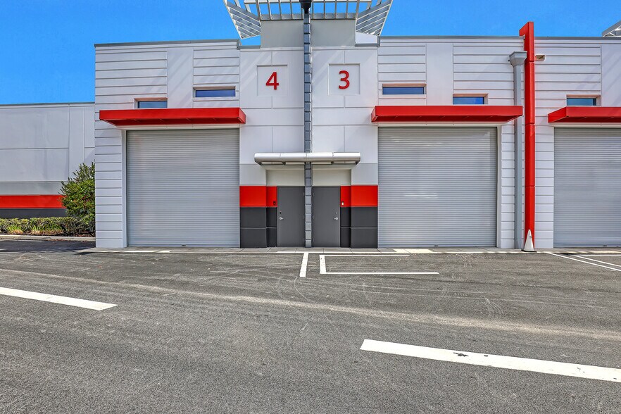 4 Units at The HANGER AT Riviera Beach portefeuille de 4 biens à vendre sur LoopNet.fr - Photo de l’immeuble – Image 3 sur 48