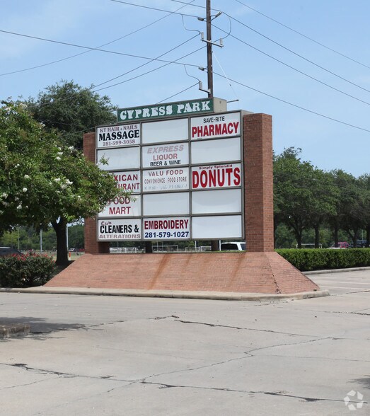 1800-1900 Barker Cypress Rd, Houston, TX à louer - Photo de l’immeuble – Image 3 sur 4