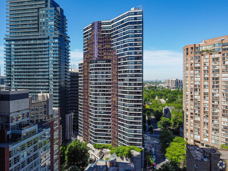 987 Bay St, Toronto, ON à louer - Photo principale – Image 1 sur 6